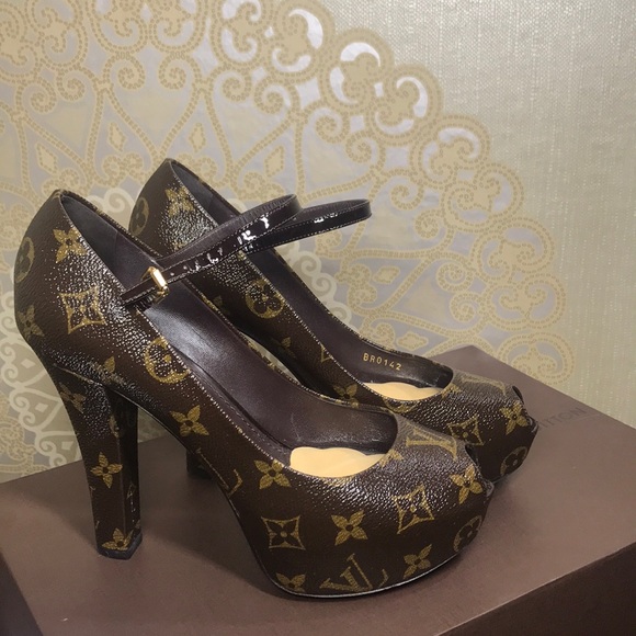 LOUIS VUITTON Patent Monogram Platform Pumps - Picture 5 of 6
